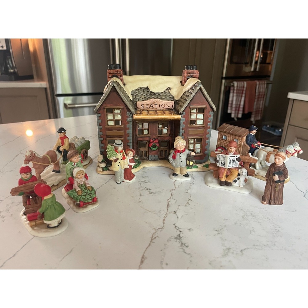 Geo Z Lefton Colonial Christmas Village Lot Train Station and 8 Figures Unboxed